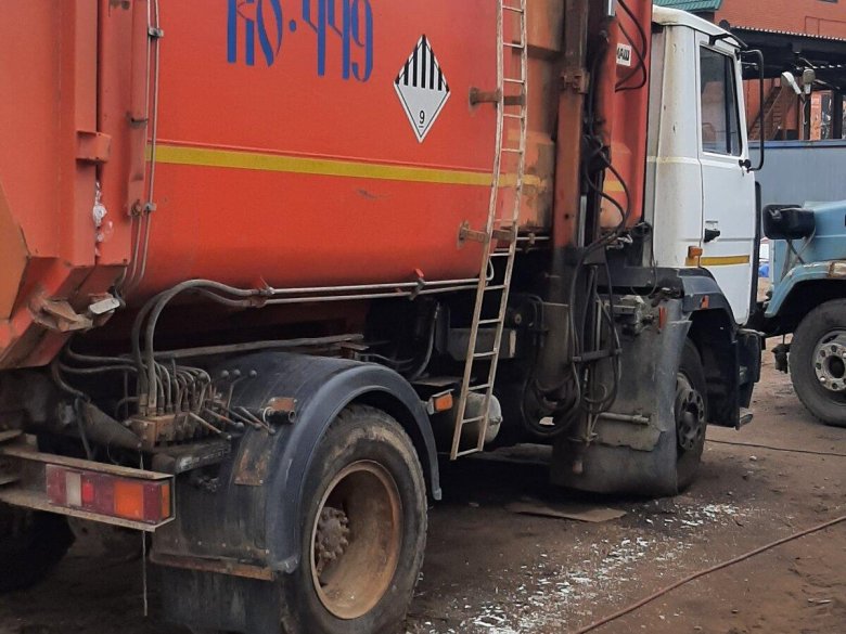 Мусоровоз с боковой загрузкой