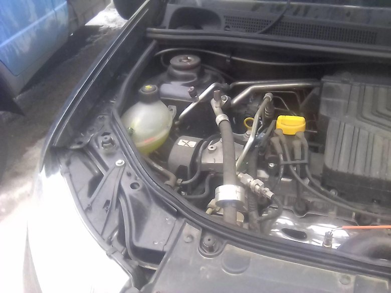 Подкапотное пространство Рено Сандеро степвей 2