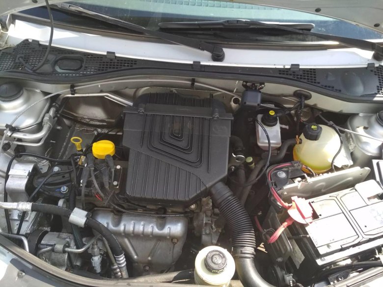 Подкапотка Рено Логан 1.4