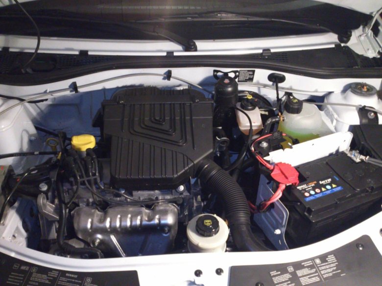 Подкапотка Рено Логан 1