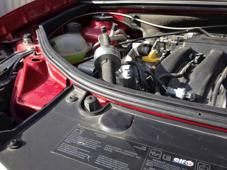 Рено степвей подкапотное пространство