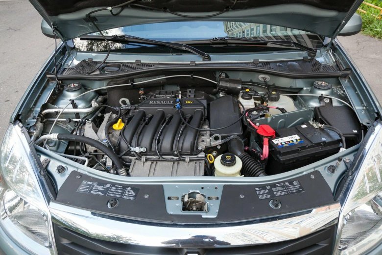 Моторный отсек Рено Логан 1.6