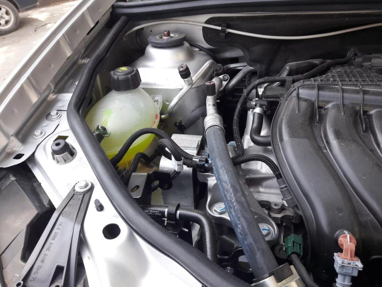 Моторный отсек Рено Дастер 1.6