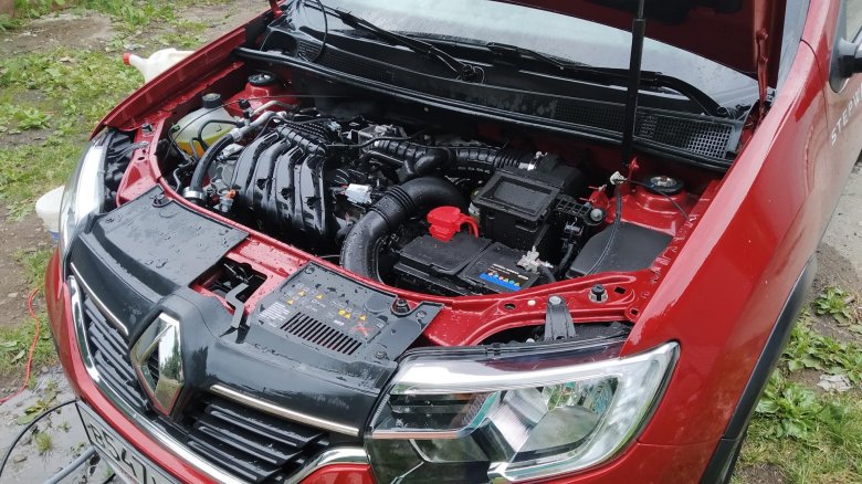 Моторный отсек Рено Логан 1.6