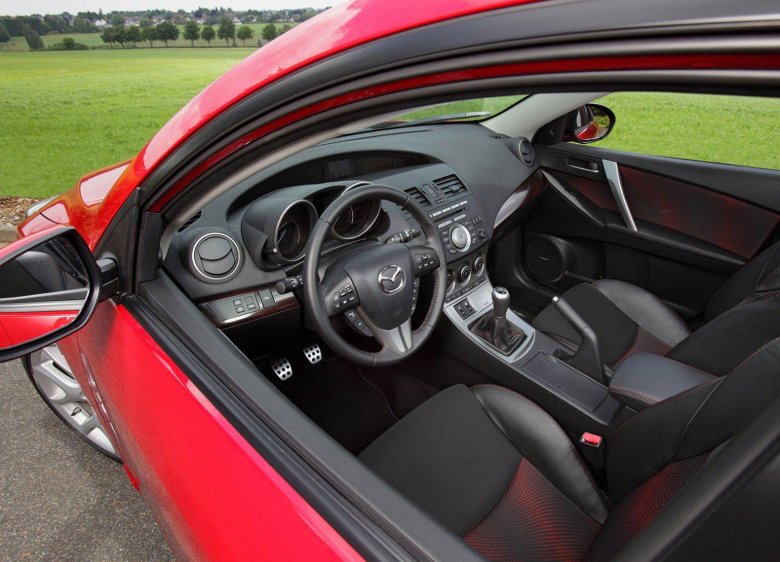 Мазда 3 с красным салоном