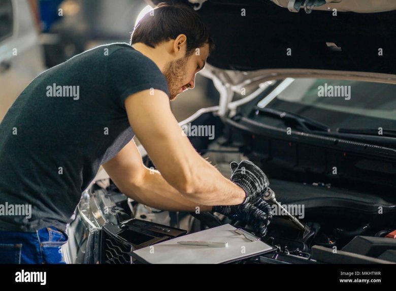 Мужчина чинит машину