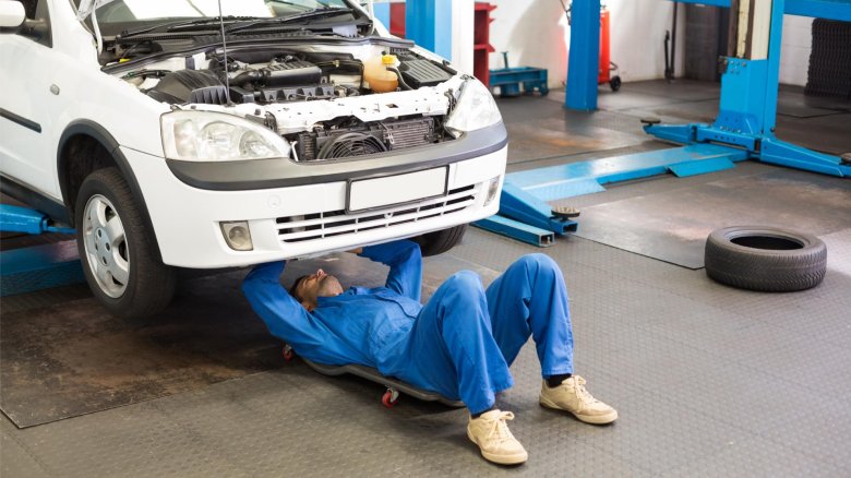 Мужчина чинит машину