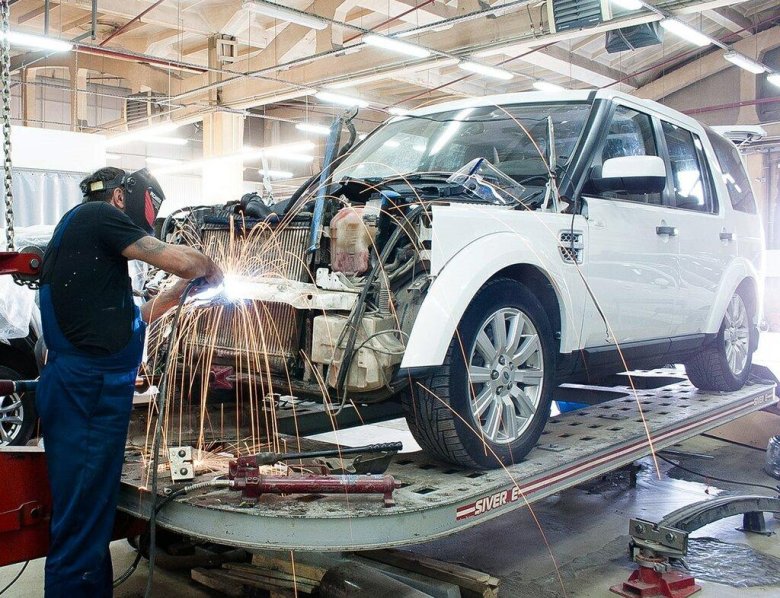 Машина в автосервисе