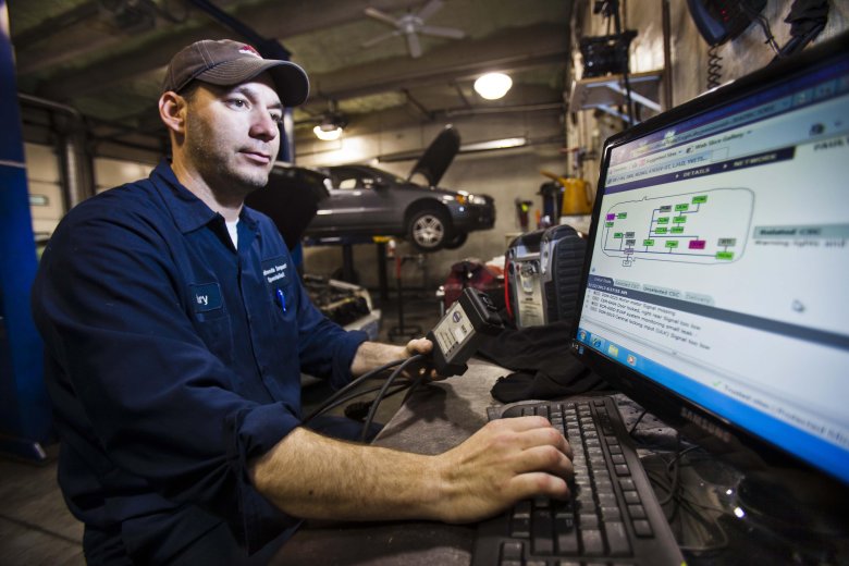 Автомеханик с компьютером