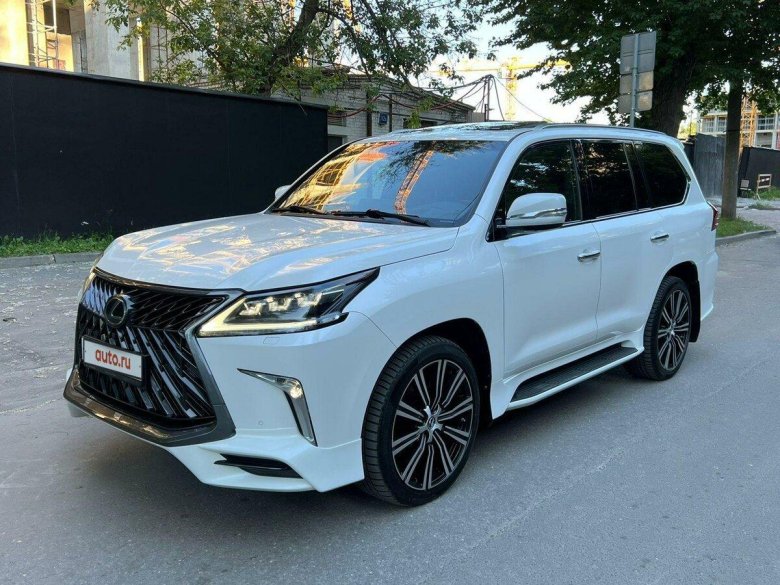Lexus LX 570 белый
