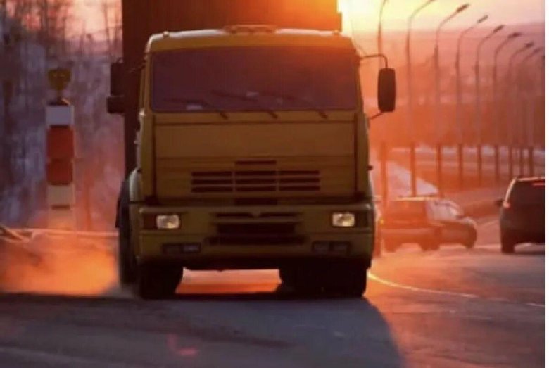 КАМАЗ на дороге в закат