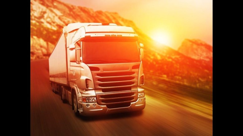 Грузовик на закате
