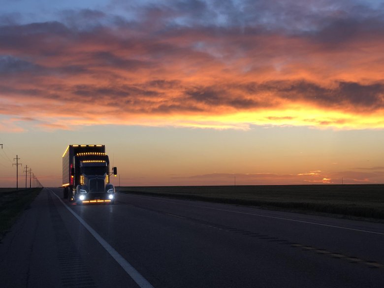 Грузовик на закате