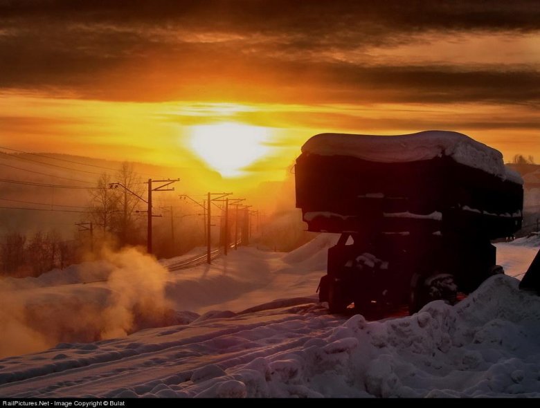 Грузовик на закате