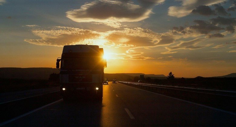 Грузовик на дороге