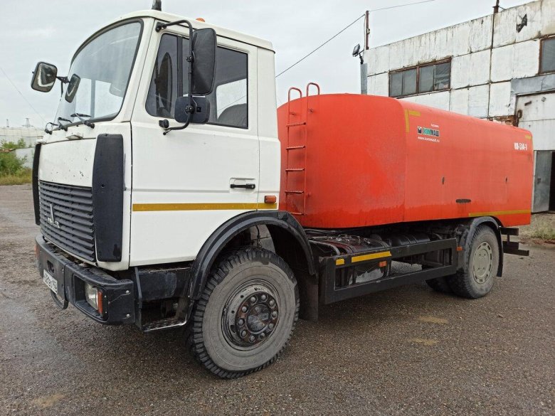 Ко-514 каналопромывочная машина с двумя пассажирскими сиденьями