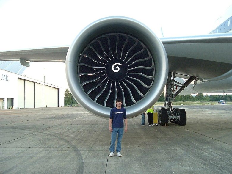 Двигатель General Electric ge90