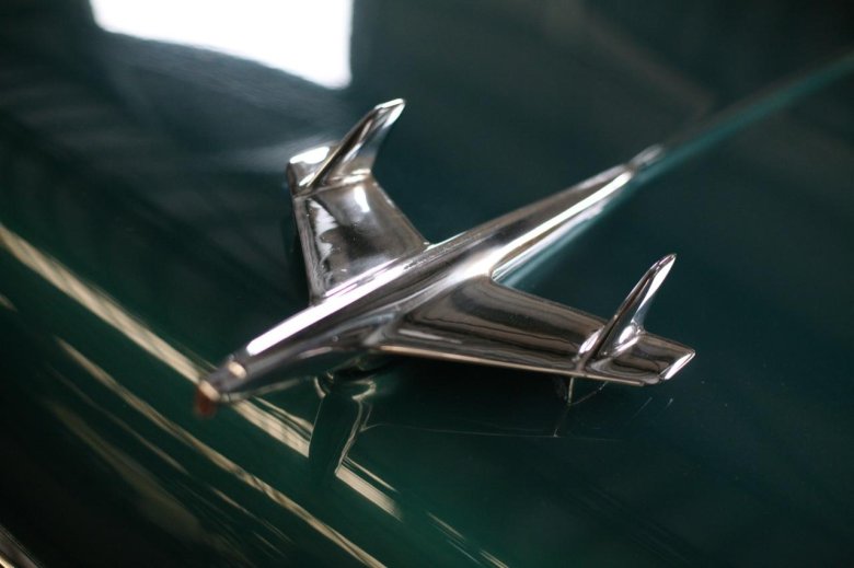 Эмблема на капот