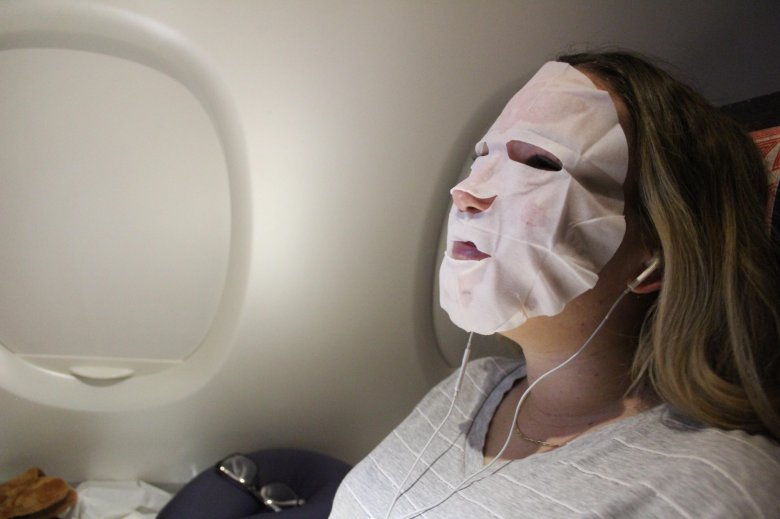 Девушка с тканевой маской на лице