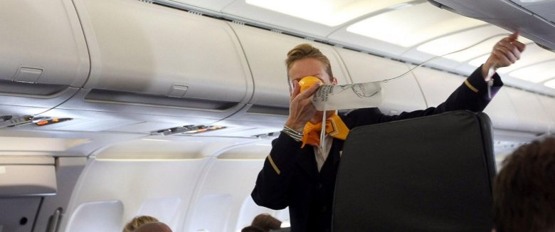 Стюардессы перед полетом