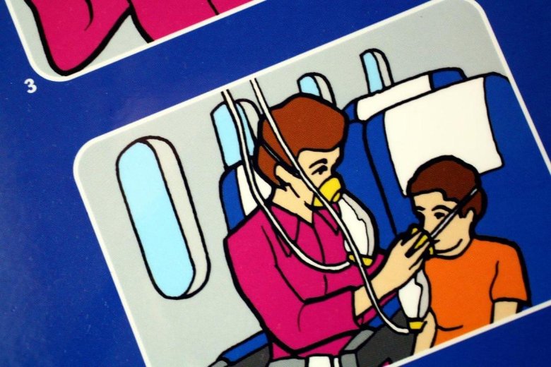 Кислородная маска в самолете для пассажиров