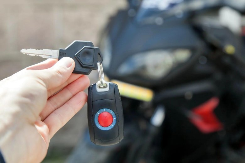 Ключи от мотоцикла в руке