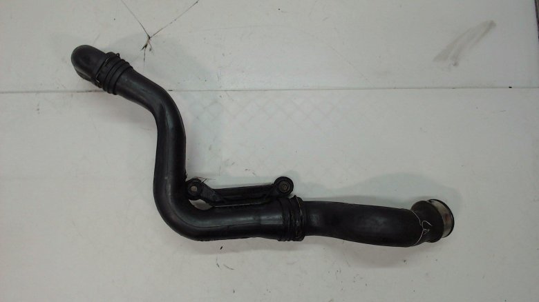 Пластиковый патрубок Шкода Октавия тур 1.6