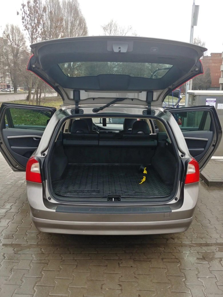 Машина с большим окном на багажнике Вольво