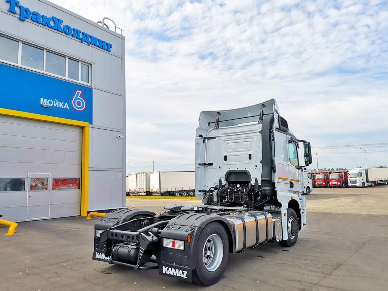 Седельный тягач камаз