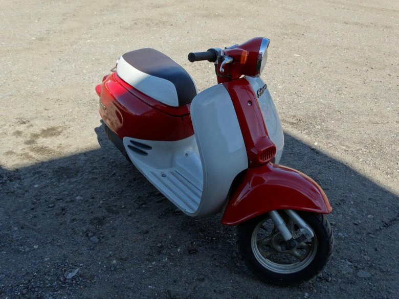 Красный Honda giorno
