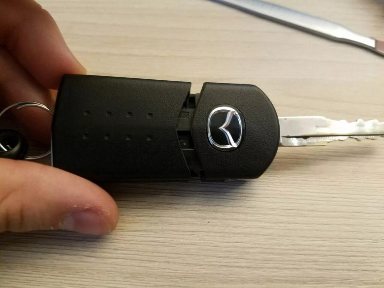 Батарейка в ключ Мазда 3
