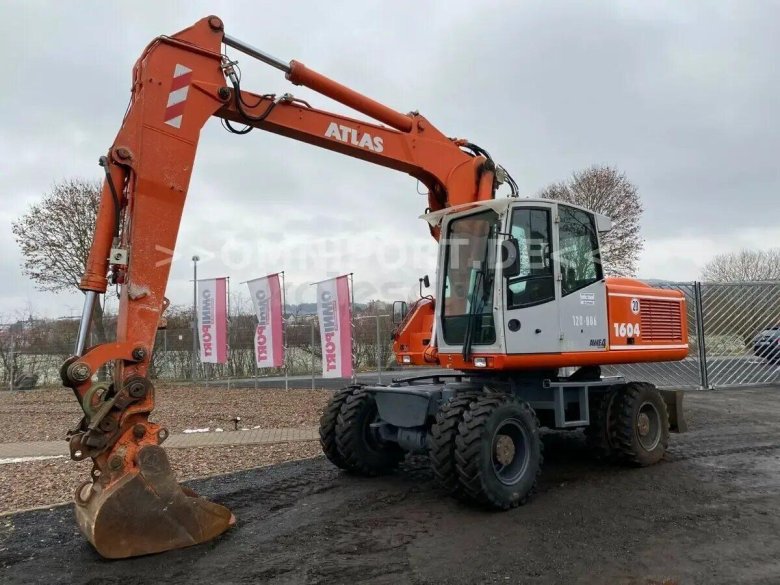 Колесный полноповоротный экскаватор