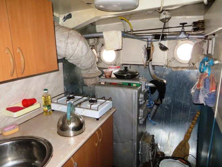 Катер Ярославец камбуз