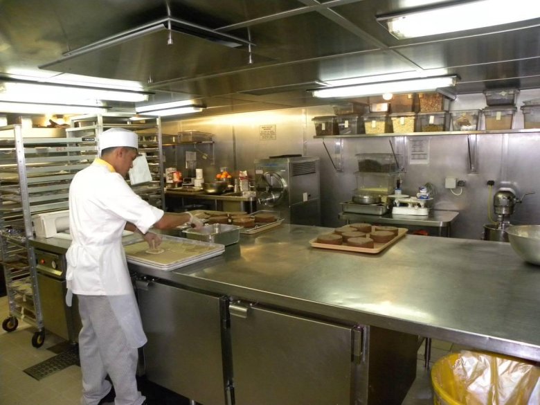 Кок на камбузе