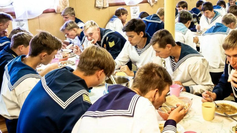 Столовая на военном корабле