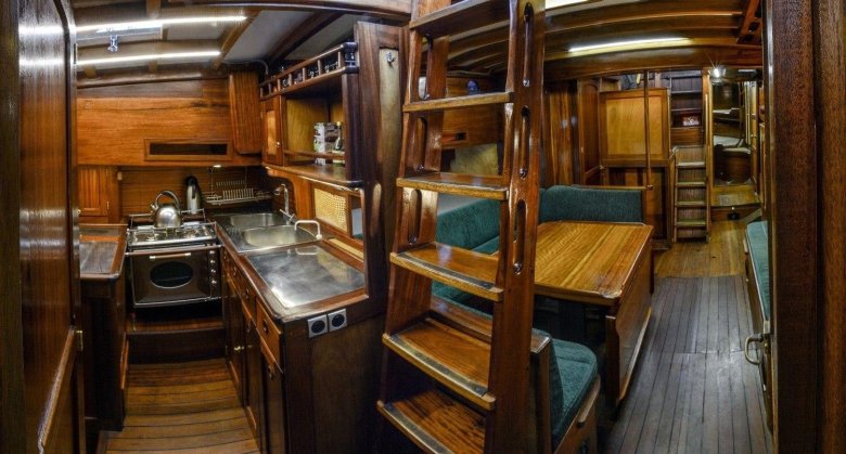 Корабль Каравелла интерьер каюты капитана