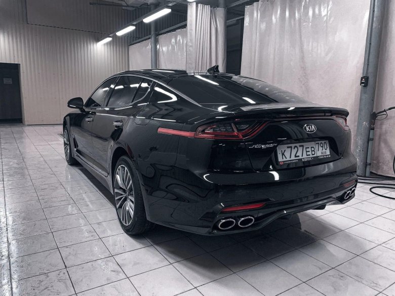 Kia Stinger 2020 черная