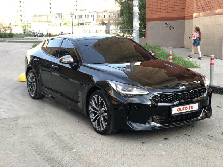 Киа Стингер черная тонированная