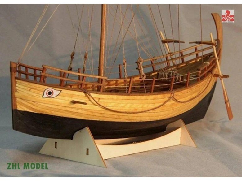 Деревянная игрушечная лодка