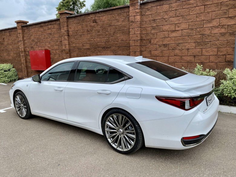 Лексус ЕС 250 2020