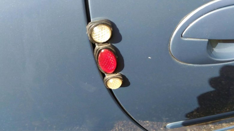 Катафоты на двери авто