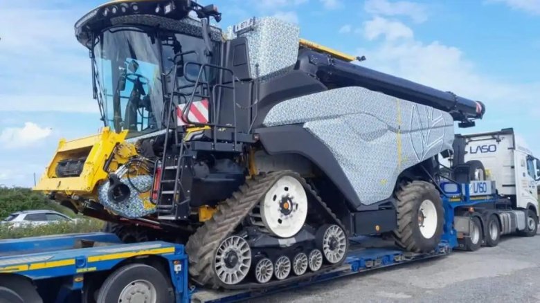 Комбайн New Holland CR10.90