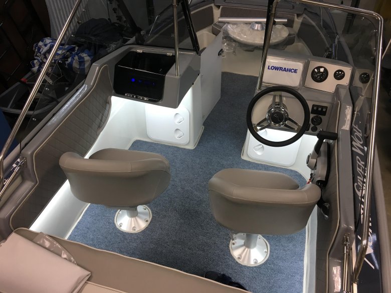 Подсветка кокпита в лодке Волжанка