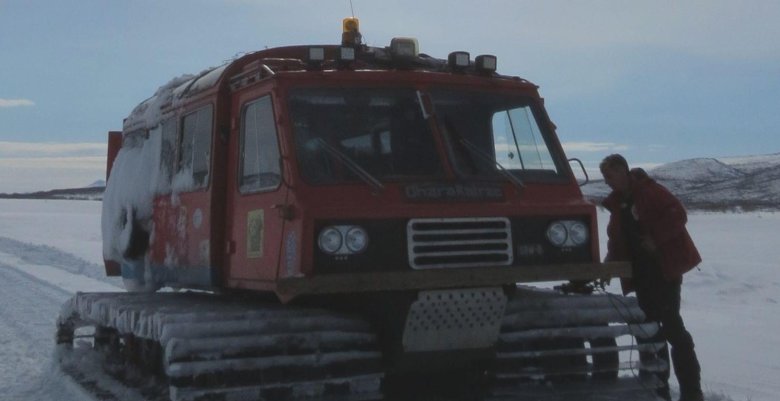 Гусеничный вездеход в тундре