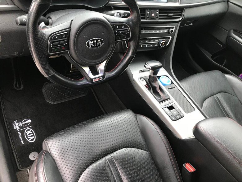 Белая киа оптима