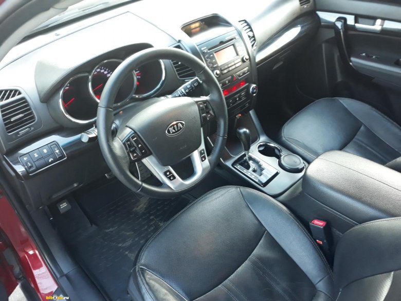Кия Соренто 2011г красная