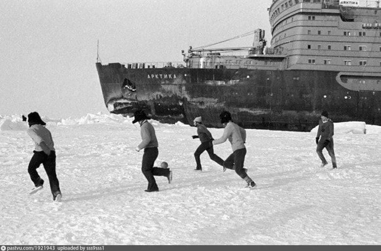 1977 Год атомный ледокол «Арктика» достиг Северного полюса