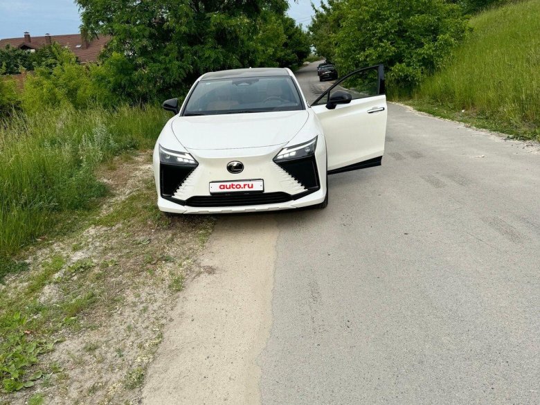 Белый лексус