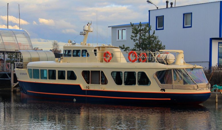 Теплоход политрук Бочаров