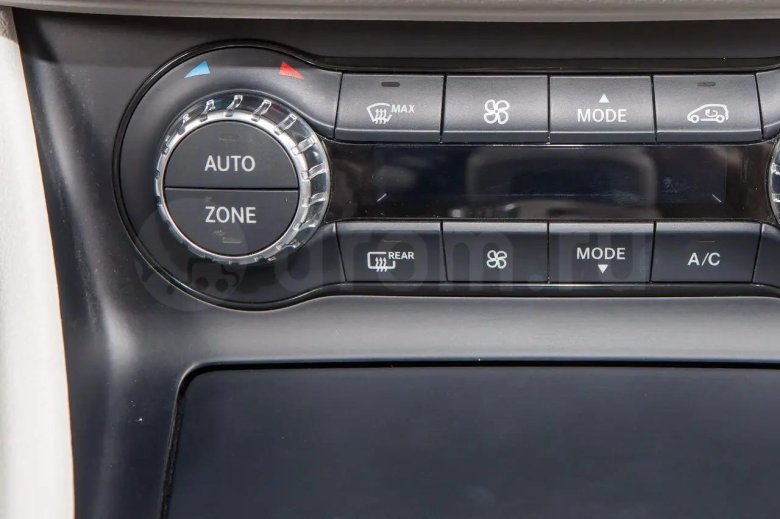 Раздельный климат-контроль 2 зоны 3 зоны Опция